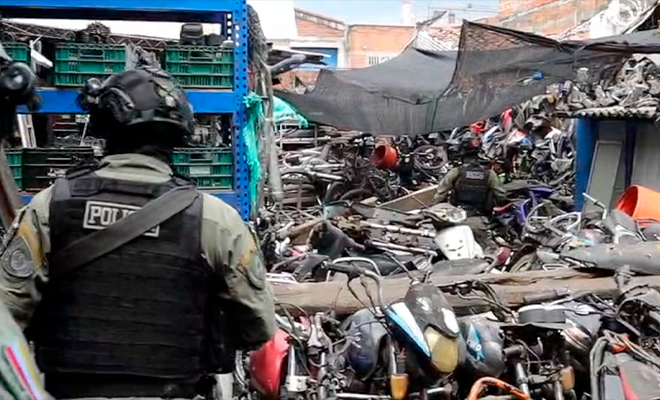 Policía realiza la verificación de partes de automotores, almacenados en un parqueadero.