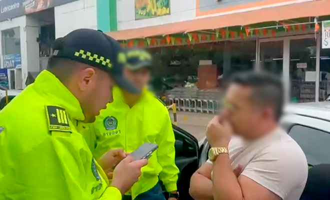 Un funcionario de policía notifica de la captura a una persona