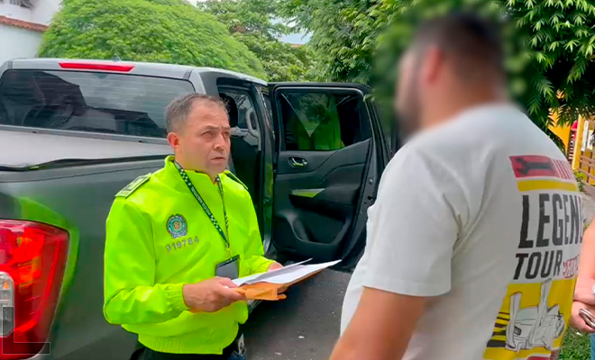Funcionario de policía judicial realiza la lectura de derechos de capturado a sujeto, en el marco del ala operación Thunder II. 