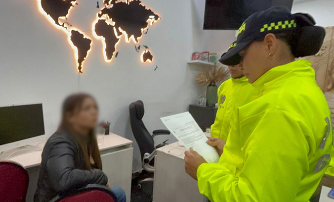 Lectura de derechos del capturado a una mujer, por parte de la policía