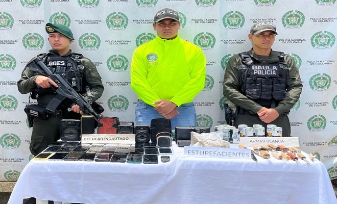 Elementos incautados durante la Operación Perla en el establecimiento penitenciario Anayanci de Quibdó, entre ellos celulares, armas cortopunzantes y sustancias estupefacientes.