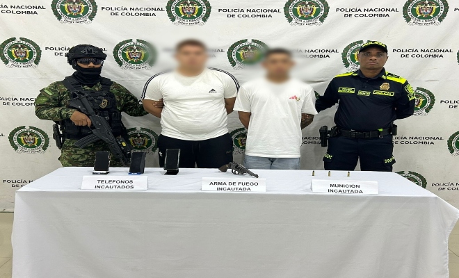 Dos uniformados con dos ciudadanos capturado por el delito de tr&aacute;fico, fabricaci&oacute;n o porte de armas de fuego.