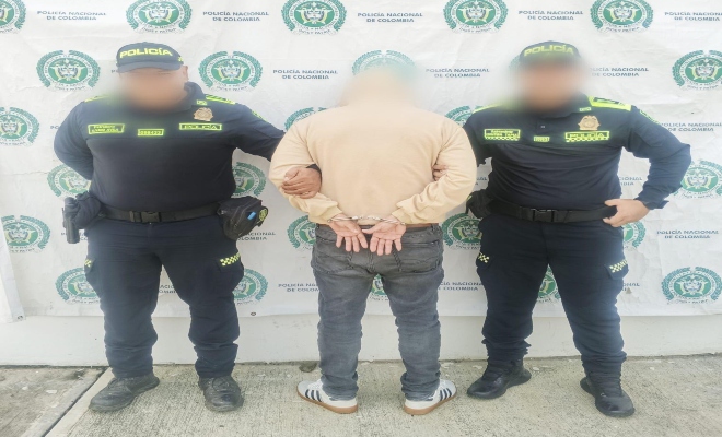 dos uniformados con una persona capturada por el delito de tráfico, fabricación o porte de estupefacientes, tipificado en el artículo 376 del Código Penal