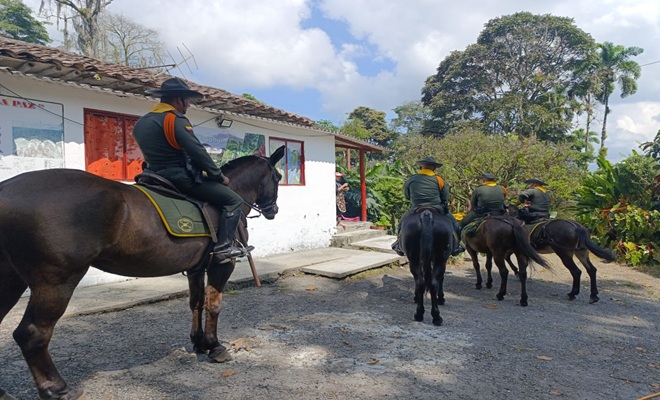 Policías Patrullando en vereda