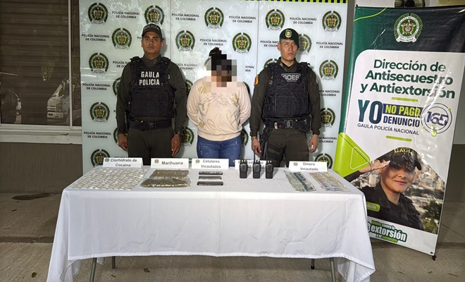 Dos policías con un capturado y elementos incautados