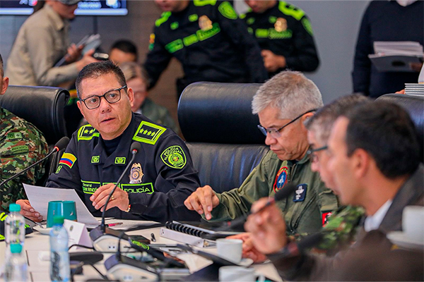 Director de la Polic&iacute;a en compa&ntilde;&iacute;a de la c&uacute;pula militar y ministerio de defensa monitoreando las elecciones