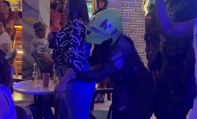 Policía practicando un registro a personas