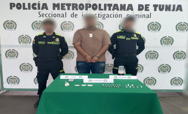 Dos policías con un capturado y elementos incautados