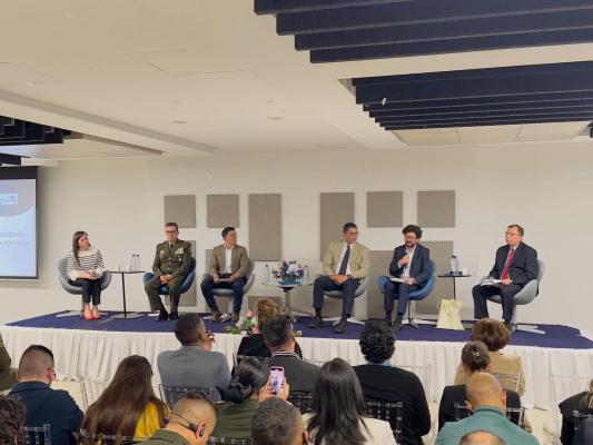 Estándares policiales y su aporte para la profesionalización del servicio de policía Estándares policiales y su aporte para la profesionalización del servicio de policía
