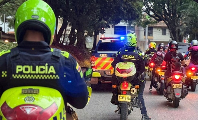 Policías patrullando laureles 