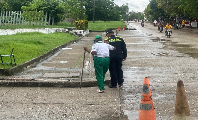 Permítame ayudarla, doña le dijo, levantando la mano para detener el tráfico.
