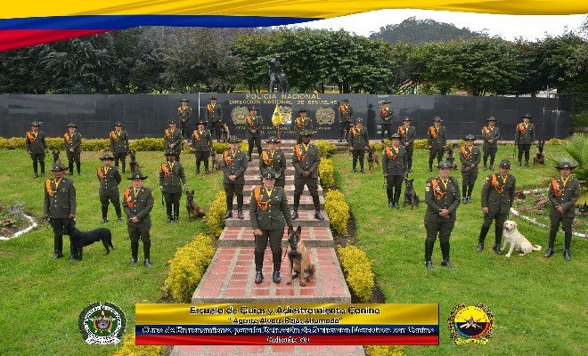 En la Escuela de Guías y Adiestramiento Canino “Agente Álvaro Rojas Ahumada” se realizó la ceremonia de graduación de los programas académicos Técnico Laboral en Guía Canino para la Detección de Explosivos y Curso de Entrenamiento para la Detección de Sustancias Narcóticas con canino.