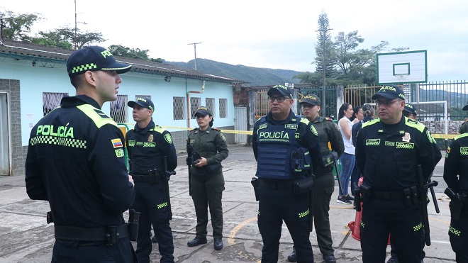 Formación de instrucción por parte del jefe de puesto de votación a los policías que prestaran el servicio de seguridad.