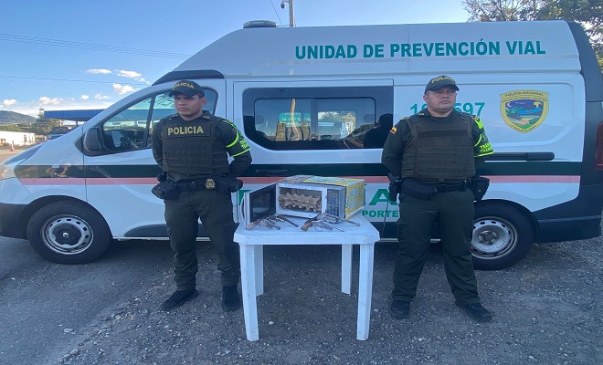La Seccional de Tránsito y Transporte, hallan en vehículo de servicio público, cuatro armas de fuego tipo artesanal, calibre 38 mm