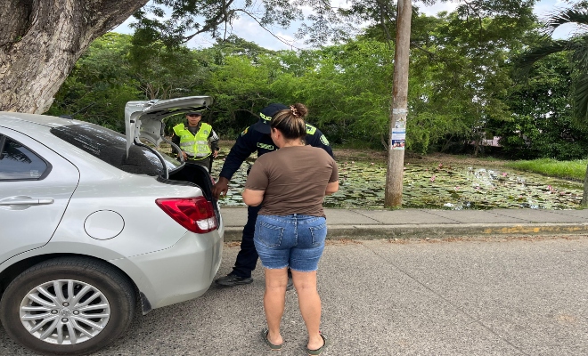 dos uniformados de la Policía Nacional   y una ciudadana  en registro a vehículo en la ciudad de Montería  