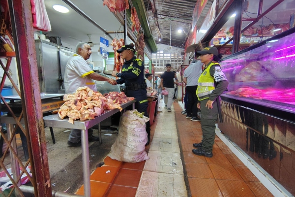 Polco - El grupo de Policía comunitaria del  Micro-Territorio Mercadito del Sur. Los uniformados del Grupo de Policía Comunitaria realizaron charlas pedagógica