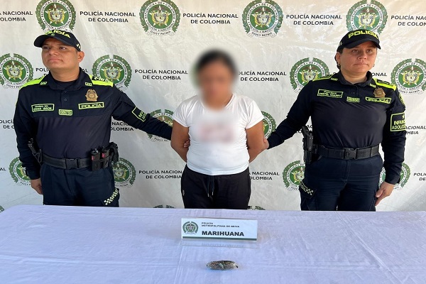 Dos policías y una mujer capturada junto a estupefaciente incautado
