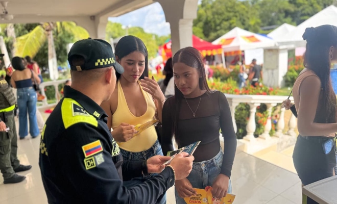 Policía mostrando oferta institucional en fiesta del tendero
