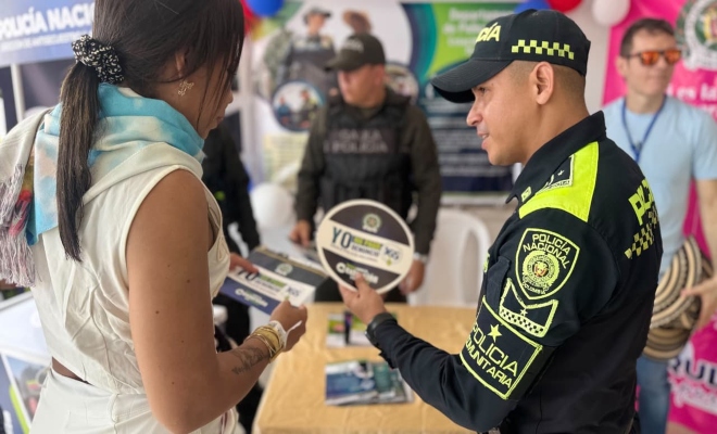 Policía y ciudadana