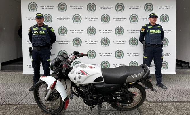 dos uniformados y una motocicleta recuperada