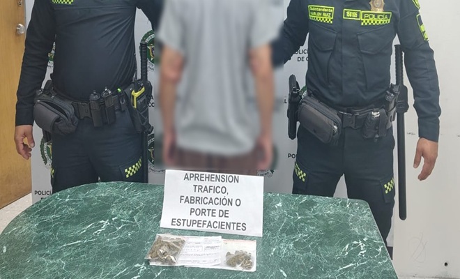Dos policías y un capturado 