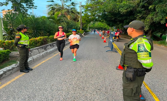 dos uniformados de la Polic&iacute;a nacional brindando seguridad a ciudadanos en la avenida primera de la ciudad de monter&iacute;a 