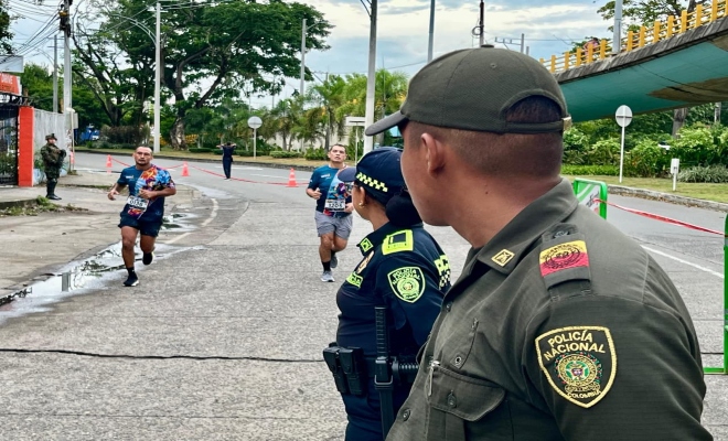 uniformados prestando seguridad en ciclo via
