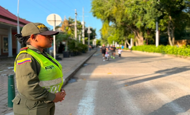 una uniformada de la policía nacional prestando seguridad en vía principal de montería 