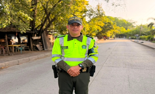 un uniformado adscrito a la seccional de transito y transporte  prestando seguridad 