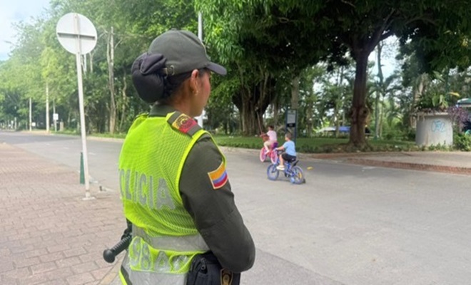 Auxiliar de Policía prestando seguridad a la comunidad