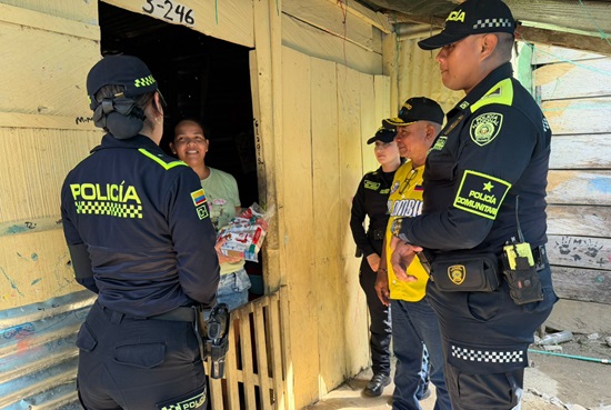Policía Nacional entrega mercados a familias del barrio Brisas del Sinú