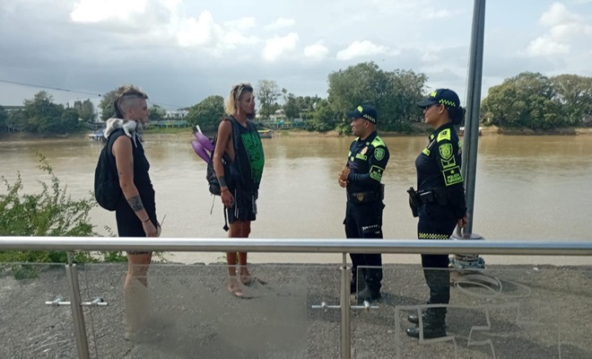 Policías y ciudadanía a orillas del río Sinú