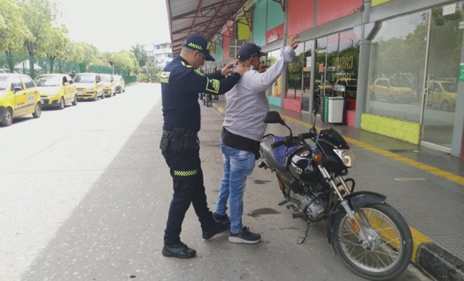 un policia registrando a un ciudadano 