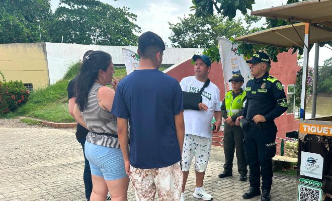 un uniformado de la policía nacional junto a cinco personas en actividades  de prevención y control en la Ronda del Sinú Centro