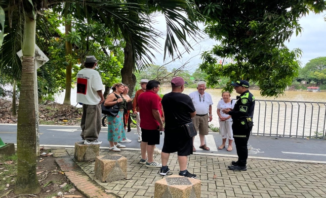 un uniformado de la policía nacional con 9 personas en el centro de la ciudad de montería 