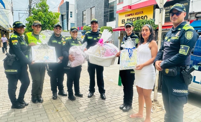 Siete Uniformados de la Policía Nacional hicieron entrega de elementos de apoyo a una mujer gestante.