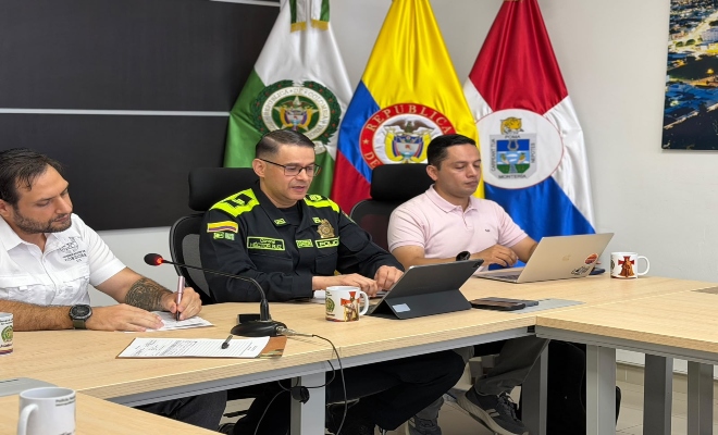el señor coronel Héctor Ruiz Arias comandante de la policía Metropolitana de Montería con dos funcionarios de la gobernación de  Córdoba en el Puesto de Mando Unificado en la ciudad de montería    