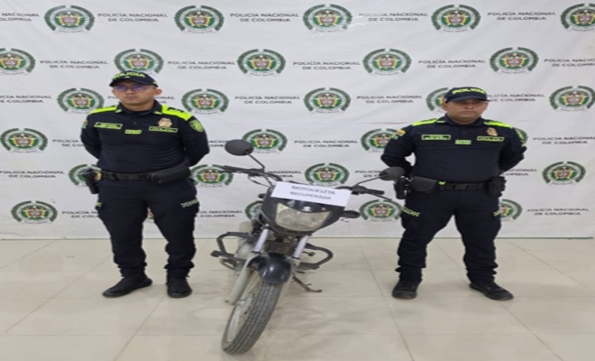 Dos policias y una motocicleta recuperada 