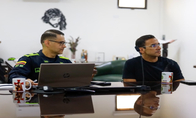 señor coronel Héctor Ruiz arias comandante de la policía metropolitana  de san jerónimo de Montería al lado el señor alcalde  Hugo Kerguelén 