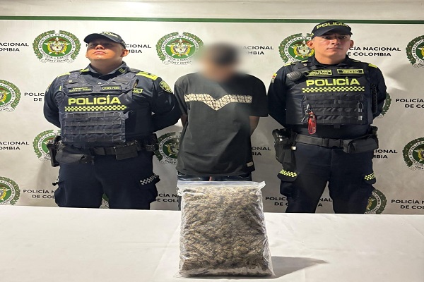 Dos Policías y una persona capturada por el delito de trafico de estupefacientes