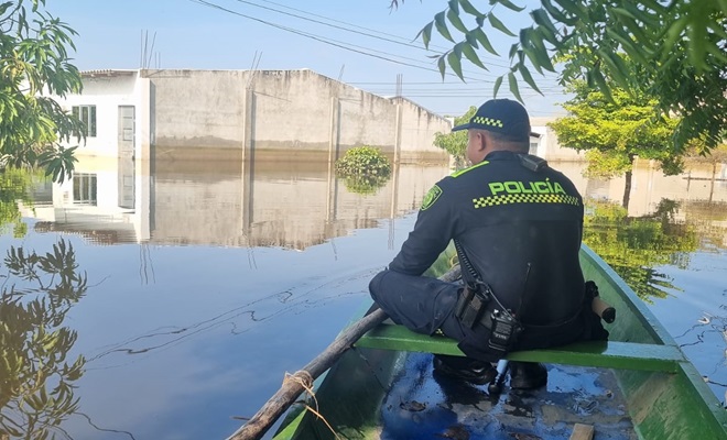 Policía patrullando en canoa