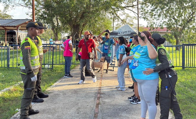 Polic&iacute;a garantizando seguridad