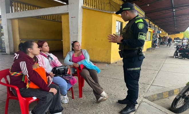 Un polic&iacute;a dialogando con la comunidad