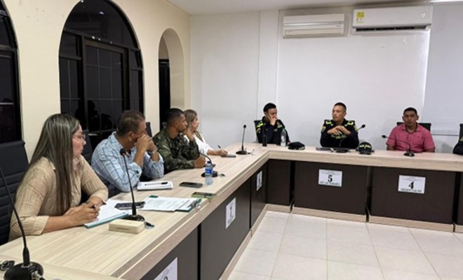 Policías y comunidad en reunión 