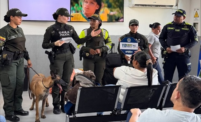 Funcionarios polciales con la comunidad