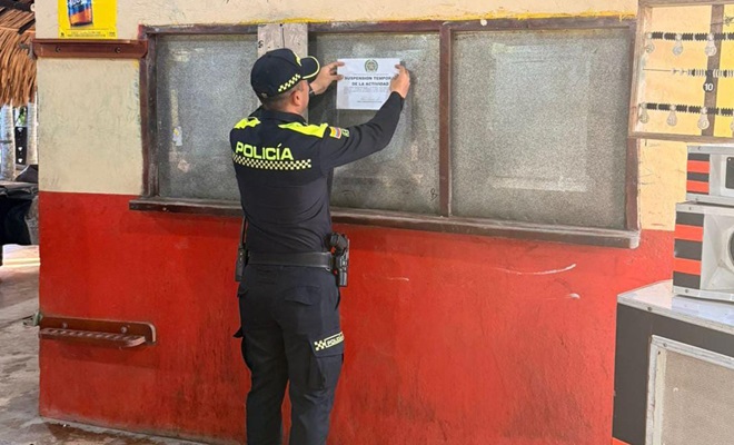 Un funcionario policial realizando cierre de establecimiento