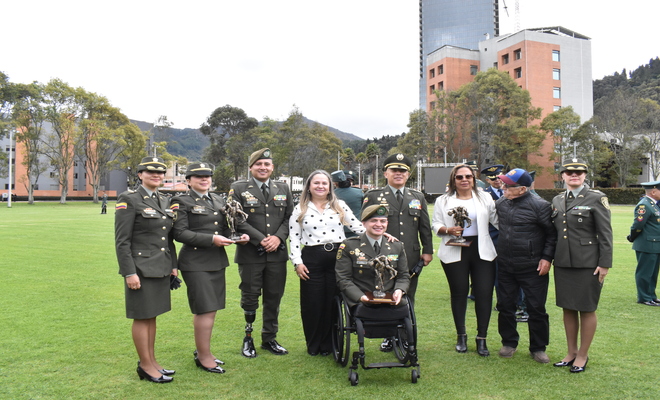 Policías uniformados víctimas con sus familias