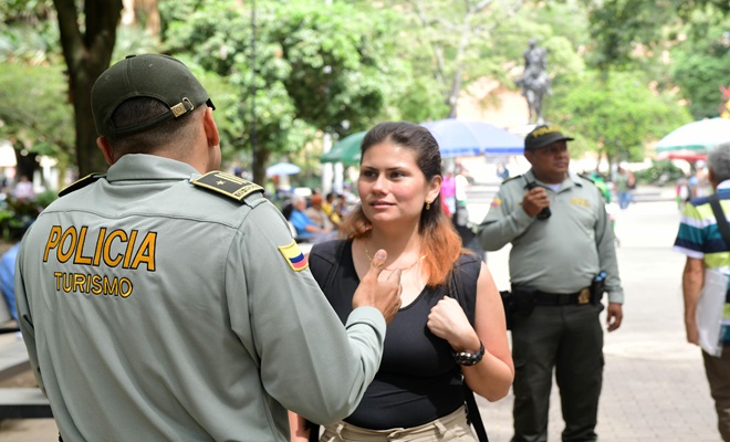 Policia de turismo con la comunidad