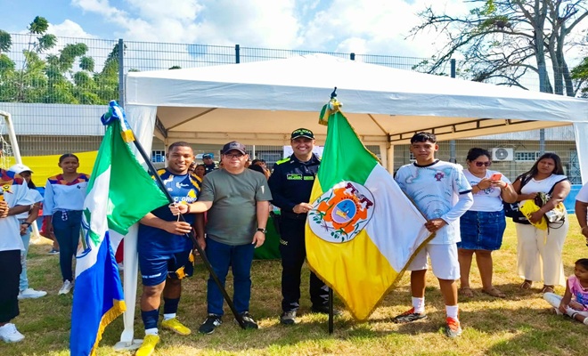 comandante del departamento de Policía Atlántico en grupo con la comunidad