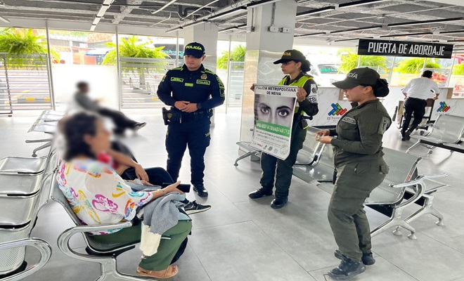 Policía Nacional realizando campañas en el terminal de transportes